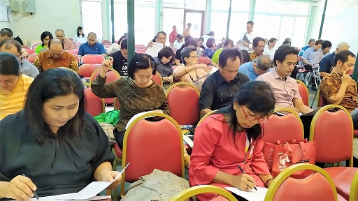 Peserta serius mengisi quiz-ok-ok